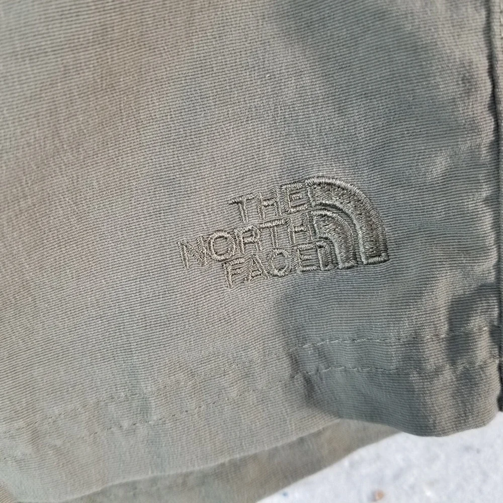 The North Face hiking shorts men's 38x8 khaki green outdoor security pocket